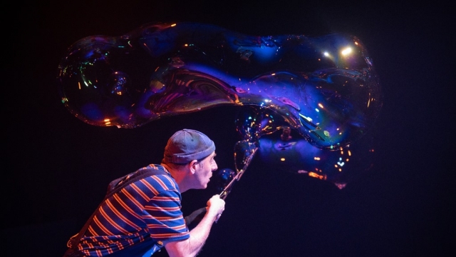 En família – Espectacle. «SPUMae [f.] Del lat. spūma; foam, escuma»